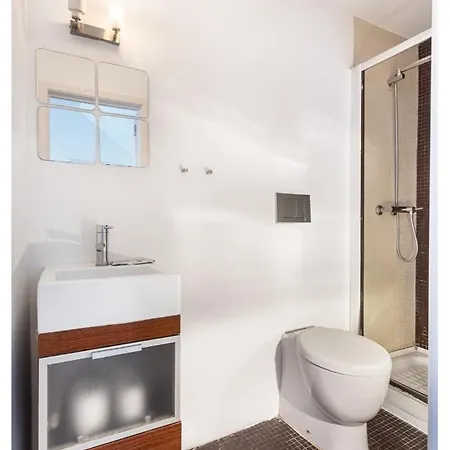 Joivy Stylish 2-bed Apt With Balcony In Lapa, 5mins To National Museum Of Ancient Art Apartment Lisbon