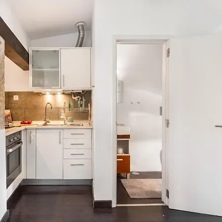Joivy Stylish 2-bed Apt With Balcony In Lapa, 5mins To National Museum Of Ancient Art * Lisboa