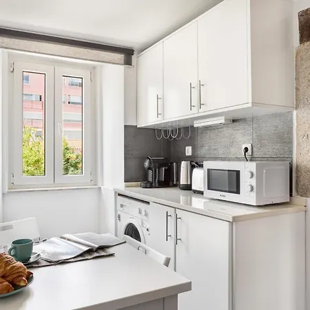 Joivy Stylish 2-bed Apt With Balcony In Lapa, 5mins To National Museum Of Ancient Art Lägenhet *